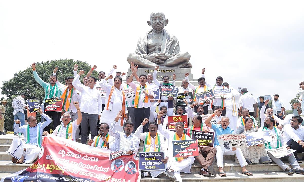 ಬಿಜೆಪಿ ಹಾಗೂ ಜೆಡಿಎಸ್ ಪಕ್ಷಗಳು ಕೂಡ ವಿಧಾನಸೌಧದ ಗಾಂಧಿ ಪ್ರತಿಮೆ ಬಳಿ ಸರ್ಕಾರದ ವಿರುದ್ಧ ಪ್ರತಿಭಟನೆ ನಡೆಸಿದವು.
